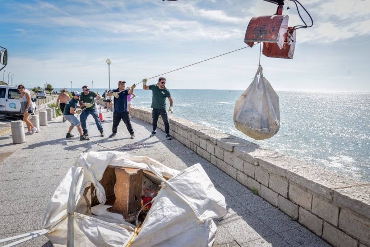 LImpieza para que la basura no llegue al aguaMar del Plata: 14 toneladas de basura en Playa Chica